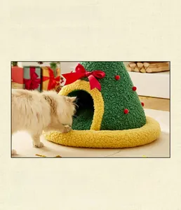 Dettaglio della cuccia a albero di Natale in pile verde con fiocco decorativo in seta