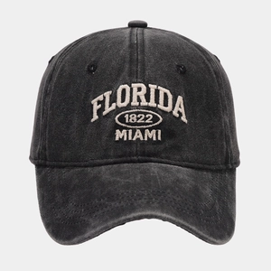 Détail macro de la broderie Florida 1822 Miami sur casquette en coton délavé