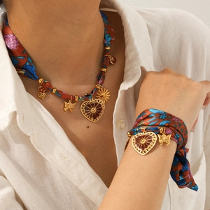 Parure bohème avec collier et bracelet en ruban de soie, pendentifs cœur et papillon dorés