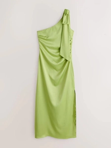 Détail d'une robe en satin vert citron avec fronces latérales élégantes et fente