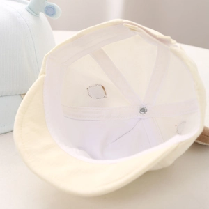 Vue détaillée de l'intérieur du chapeau bébé montrant la doublure en coton doux et coutures