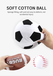 Gros plan d'un rugby et baseball en mousse souple montrant une grande résilience