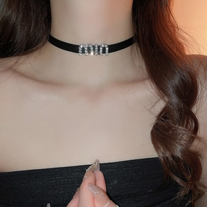 Ras de cou en similicuir noir avec pendentif lettre Miu serti de cristaux brillants