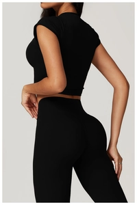 Vista posteriore dei leggings neri a vita alta arricciati e della maglietta sportiva corta