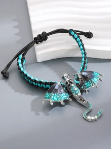 Detail van de blauwe emaille draak hanger en verstelbare gevlochten armband met vleugels