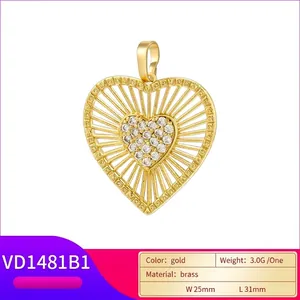 Ciondolo a cuore traforato vintage in ottone spazzolato con zircone bianco centrale