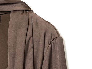 Detail von Schulter- und Ausschnittnaht am dunkelbraunen Satin-Kleid mit Seidenglanz