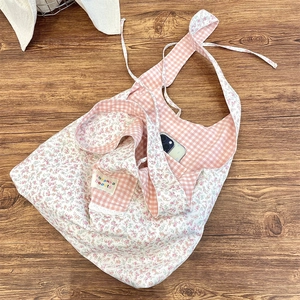 Detail of reversible floral canvas tote bag with pink pattern and inner pocket