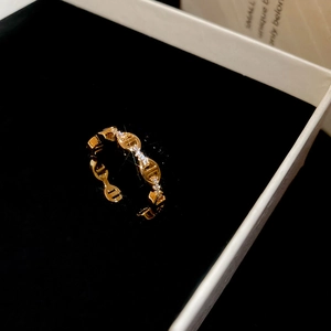 Dettaglio macro dell'anello regolabile placcato oro 18k con design a catena di zirconi