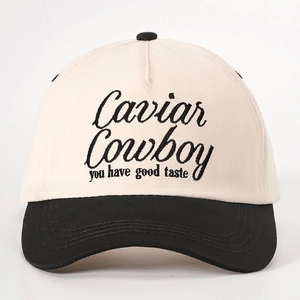 Casquette de baseball bicolore beige et noire avec broderie Caviar Cowboy chic