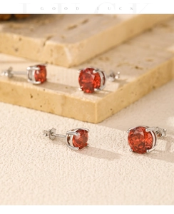 Dettaglio degli orecchini in argento S925 con pietre preziose rosse taglio a rosa