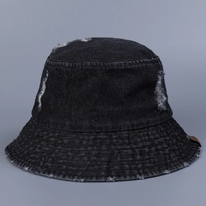 Gros plan d'un bob en jean délavé avec des trous effilochés et un aspect vintage usé
