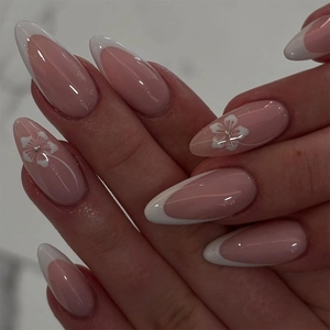 Faux ongles amande longs avec pointes French blanches, motifs de fleurs et strass brillants