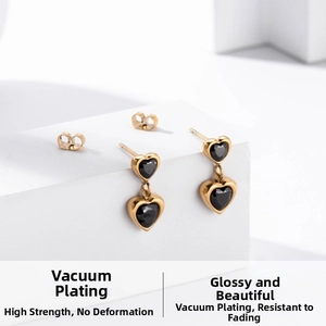 Détails de boucles d'oreilles en C dorées avec pierres noires en forme de cœur serties