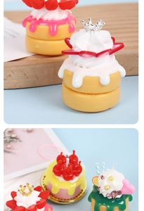 Macro-opname van mini-slagroomtaart hangers met kunstfruit en decoratieve LOVE-hartjes