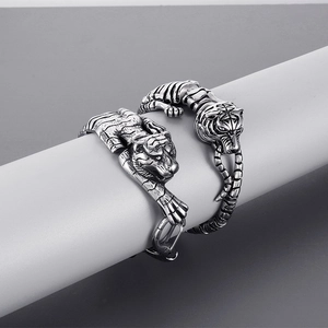Dettaglio macro del bracciale a testa di tigre argento con trame metalliche incise