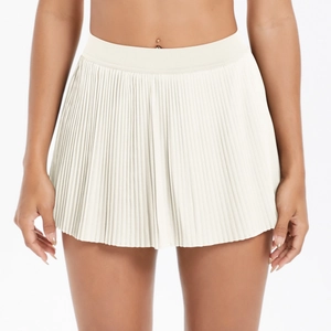Détail de la jupe de tennis plissée blanc cassé avec une large taille haute élastique