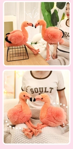 Détail d'une peluche flamant rose avec des ailes douces et de longues pattes au salon