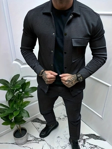 Dettaglio dei pantaloni neri da uomo con un motivo a coste verticali in rilievo