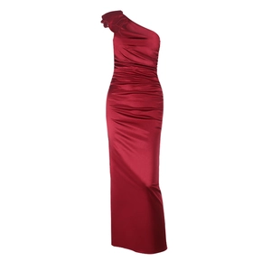 Robe de soirée longue en satin rouge à une épaule avec corsage plissé et coupe ajustée