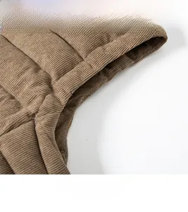 Détail de la texture velours côtelé et de la conception du poignet d'un gilet marron