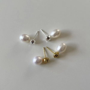 Minimalist S925 sterling silver pearl stud earrings in gold and silver finishes