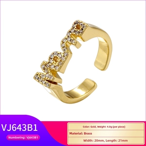 Détail d'une bague en laiton doré avec design ajouré LUCKY et zircons blancs