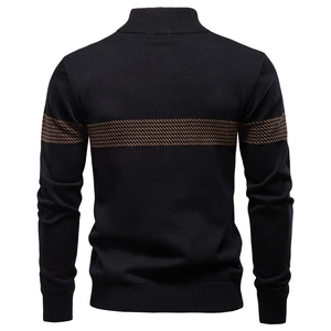 Maglione da uomo nero in cotone casual con dettagli a righe marroni sul retro e collo alto