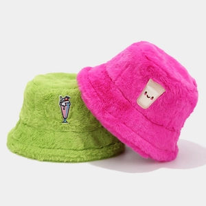 Süße warme Plüsch-Fischerhüte mit Cartoon-Drink-Stickerei in Rosa und Grün