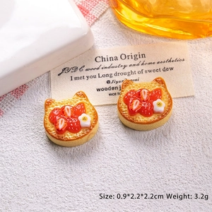 Vue macro de miniatures en résine de toasts aux fraises en forme de chat pour DIY