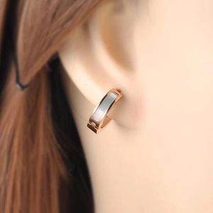 Boucles d'oreilles en acier inoxydable 18K avec nacre portées par un modèle