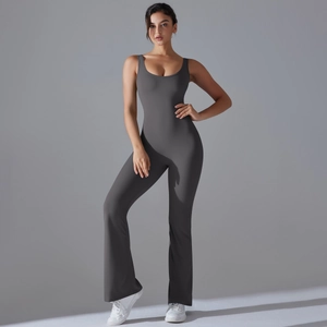 Detail der gekreuzten Rückenpartie am dunkelgrauen Yoga-Jumpsuit mit Schlaghose