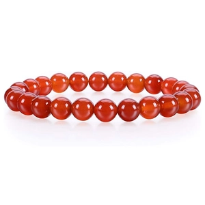 Pulsera clásica de cuentas de ágata roja de 8mm con acabado pulido sobre fondo blanco