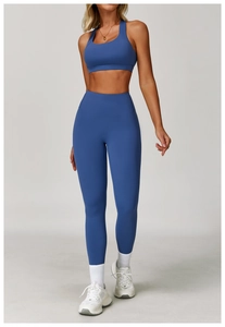 Dettaglio dei leggings da yoga a vita alta e del reggiseno sportivo con schiena a vogatore