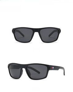 Vue détaillée de lunettes de soleil TR carrées noires sous des angles de 45 degrés