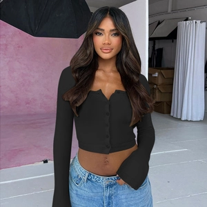 Cardigan corto in maglia nera a maniche lunghe con bottoni per un look casual autunnale da donna