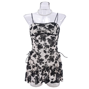 Robe courte fleurie dos nu avec bordure en dentelle noire et nceud latéral