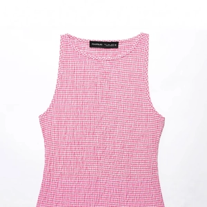 Haut sans manches à carreaux vichy rose et blanc en tissu seersucker texturé