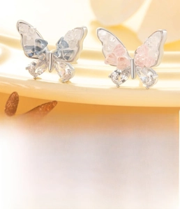 Vue macro détaillée de la boucle d'oreille papillon argentée sertie de zircons