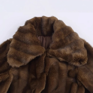 Giacca in ecopelliccia marrone da donna con collo di peluche e consistenza morbida da vicino