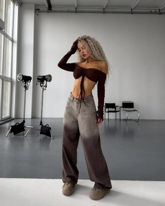 Détail du jean large taille haute marron dégradé avec une finition denim délavé
