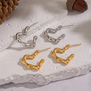 Minimalist heart-shaped C-style earrings in gold and silver finish with liquid metal texture