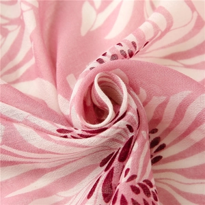 Détail du tissu d'écharpe à fleurs roses avec texture douce en coton et lin et motifs