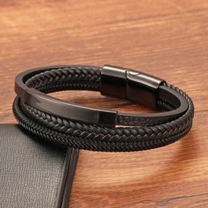 Dettaglio del bracciale multistrato in pelle nera intrecciata con chiusura magnetica