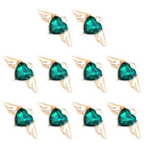 Vue macro de dix pendentifs cœur en cristal émeraude avec ailes dorées pour bijoux DIY