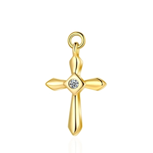 Collana con ciondolo a croce dorata con zircone micro-pavé su uno sfondo bianco puro