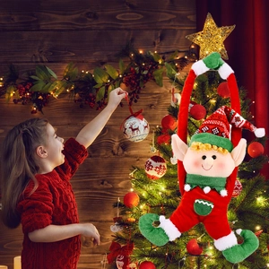 Embrasse de rideau peluche elfe de Noël à longs bras suspendue sur un sapin décoré