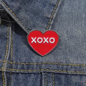 Broche cœur émaillée rouge XOXO sur veste en jean pour accessoire de mode