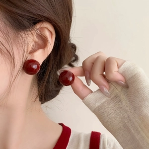Eleganti orecchini a lobo a sfera rosso ciliegia con finitura lucida in acrilico minimal