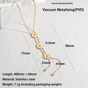 Détail de l'image montrant le collier pendentif marguerite en acier et ses dimensions